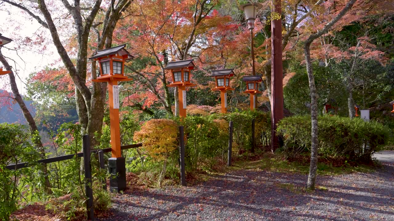 impresionantes terrenos del templo de colores de otoño con típicas linternas rojas en japón