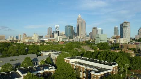 die skyline der innenstadt von charlotte, north carolina, offenbart sich hinter bäumen