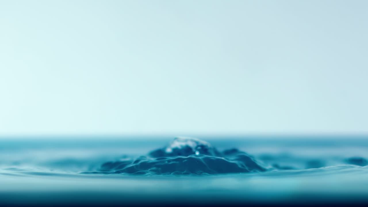 Primo piano di una goccia d'acqua che cade al rallentatore estremo