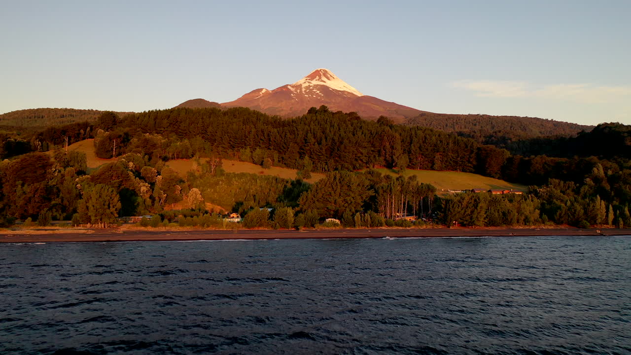 오소르노 화산 (osorno volcano), 란키후에 호수 (llanquihue lake), 푸에르토 바라스 (puerto varas), 로스 라고스 (los lagos), 칠레 (chile), 해가 지는 물결, 숲 (forest), 나무 (trees), 검은 모래 (sand)