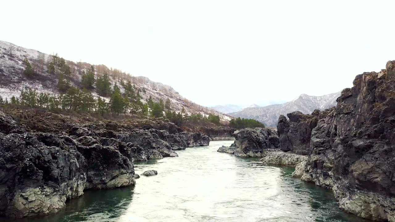 아름다운 산악 강 위를 날아다니며. 항공 카메라 촬영. 풍경 파노라마. 빠르게 움직이는 강의 전망. 알타이, 시베리아