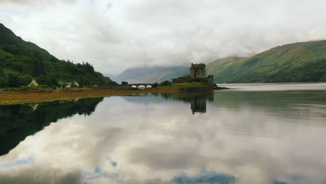 Beautiful-Medieval-Castle-Eilean-Donan-on-Reflective-Loch-Duich-in-the-Scottish-Highlands,-Scotland,-United-Kingdom