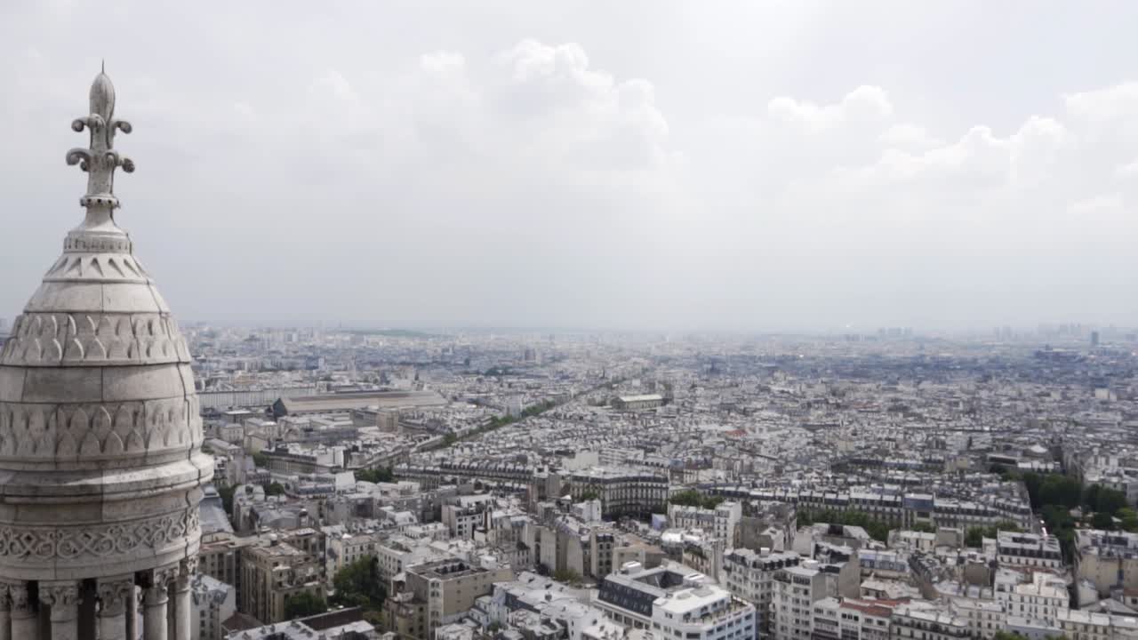SLOW MOTION: Panoramica con una splendida vista sulla città di Parigi, Francia.