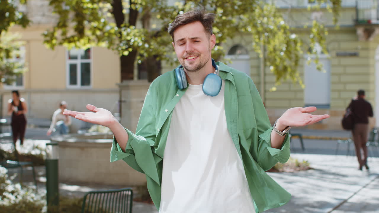 혼란스러운 젊은이, 모호한 질문에 대해 부끄러움을 느다, 의심을 품고, 밖에서 아무것도 모른다.