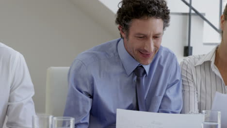 hombres de negocios hablando juntos alrededor de una mesa