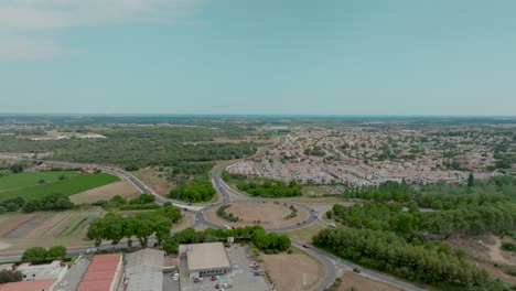 Toma-Aérea-En-órbita-Que-Muestra-El-Tráfico-Constante-En-Dirección-Al-Punto-De-Ronda-De-Castries