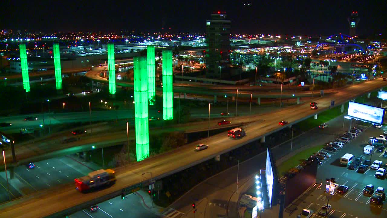 로스앤젤레스 국제공항 1 주변의 고속도로와 도로의 아름다운 시간 경과