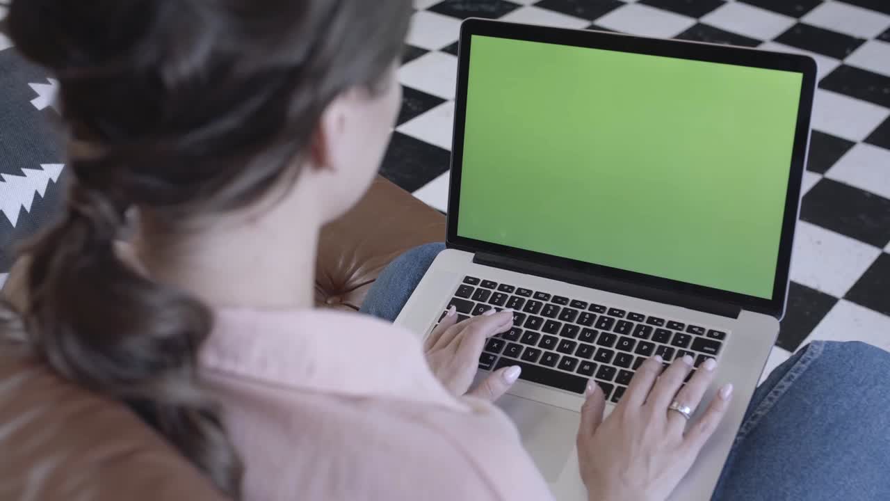 mujer trabajando en una computadora portátil con pantalla verde
