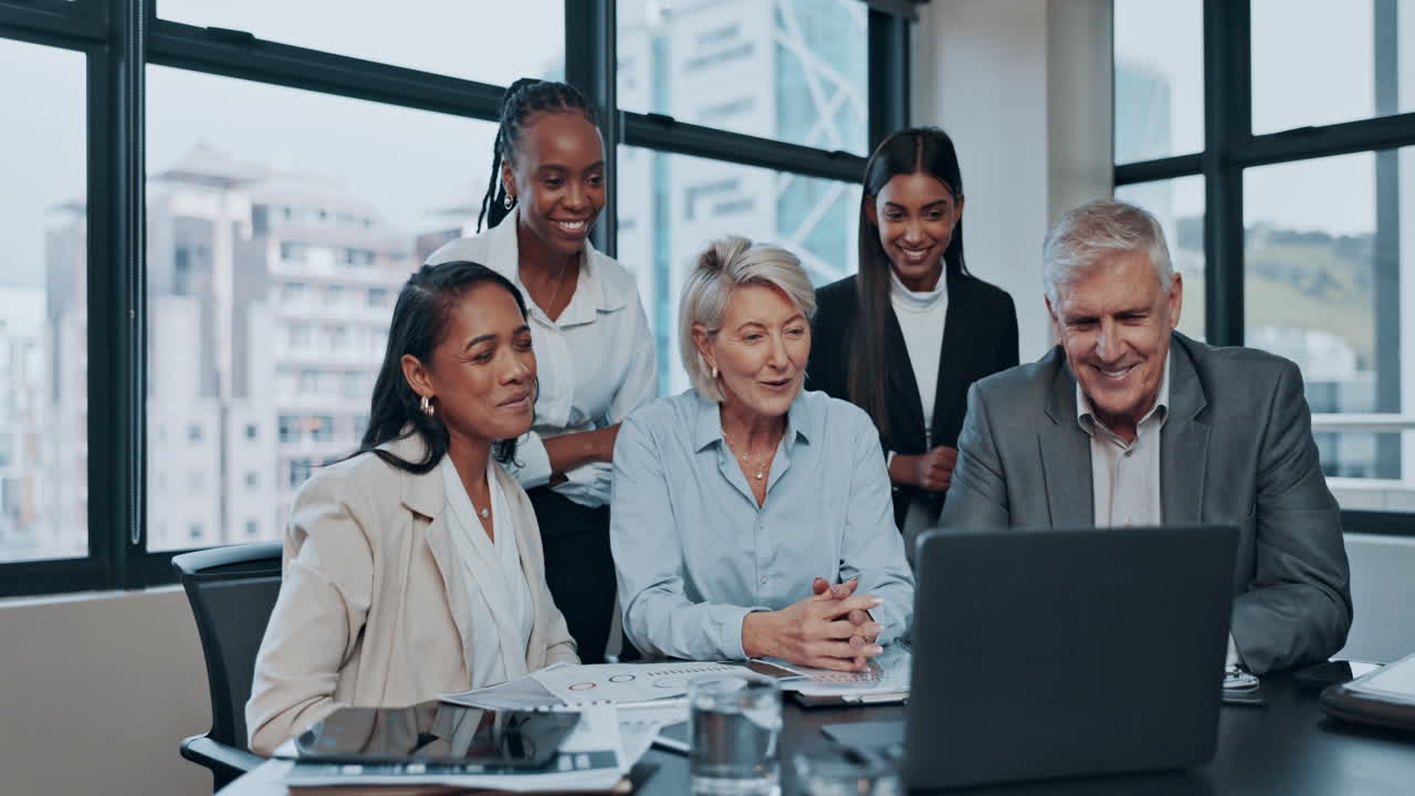 videollamadas, computadoras y gente de negocios