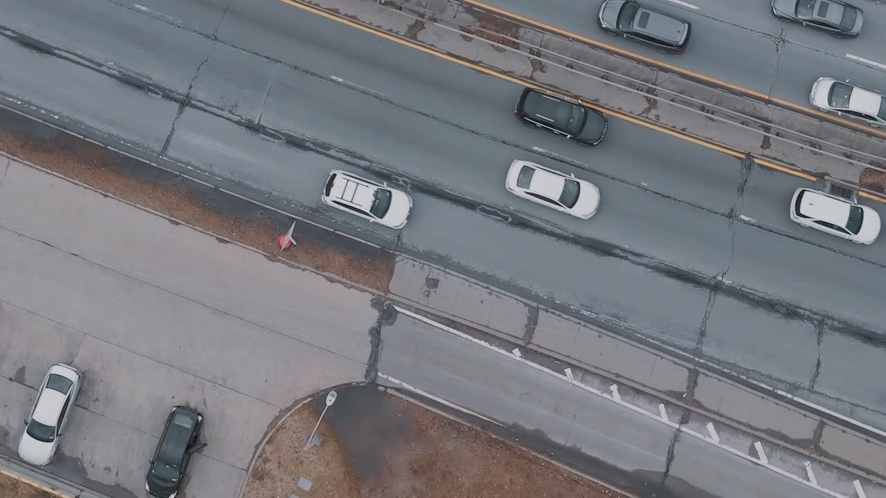 Widok z góry na ruch autostradowy i nagie zimowe drzewa