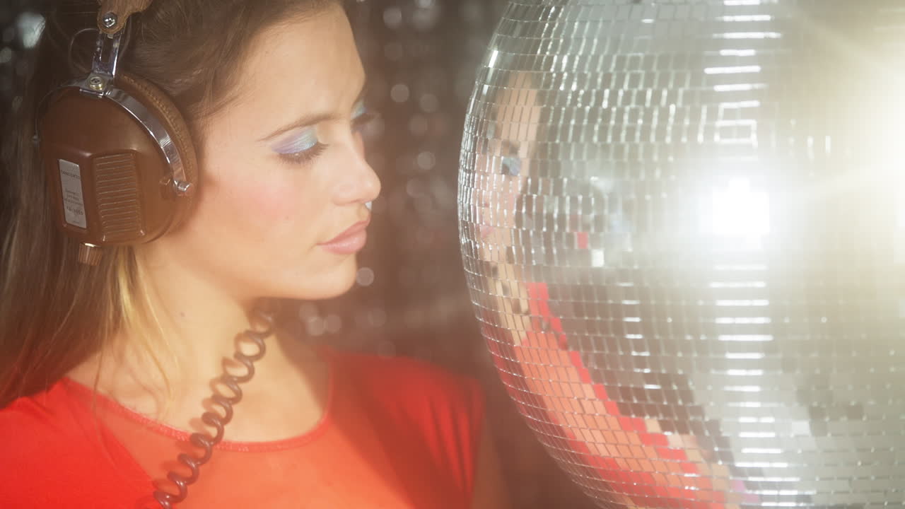 mujer bailando con discoball 16