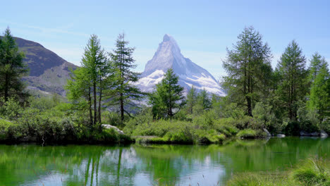 Cervino-Con-El-Lago-Grindjisee-En-Zermatt,-Suiza