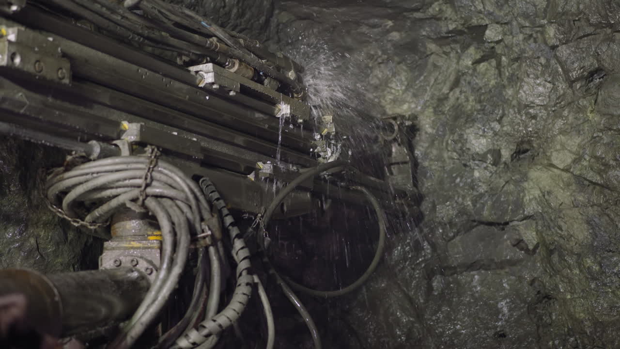 기계 장비 는 광산 의 단단 한 바위 에 큰 구 ⁇  을  ⁇ 는다