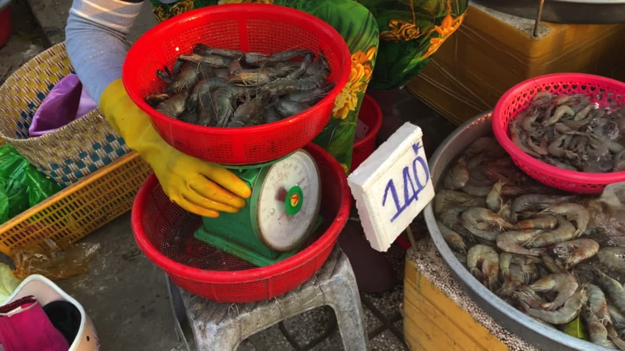 camarones frescos para la venta en un mercado