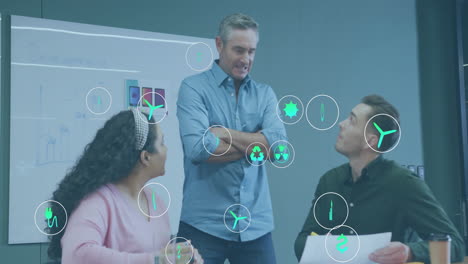 animación de iconos de ecología sobre diversos colegas discutiendo el trabajo en la oficina
