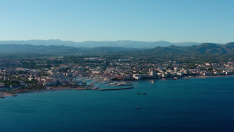 Alter-Hafen-Von-Frejus,-Sonniger-Tag,-Luftaufnahme,-Französische-Riviera,-Frankreich