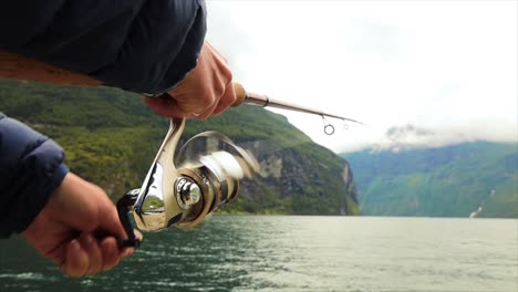 mujer pescando en una caña de pescar girando en noruega.
