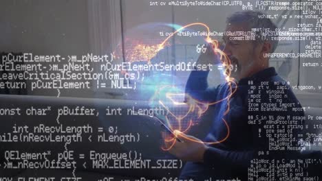 Animation-Des-Globus-Und-Der-Datenverarbeitung-über-Einem-Lächelnden-älteren-Geschäftsmann,-Der-Smartphone-Und-Tablet-Nutzt