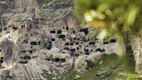 Complejo-De-Cuevas-Del-Monasterio-De-Vardzia-Excavado-En-La-Roca-De-La-Montaña-Erusheti