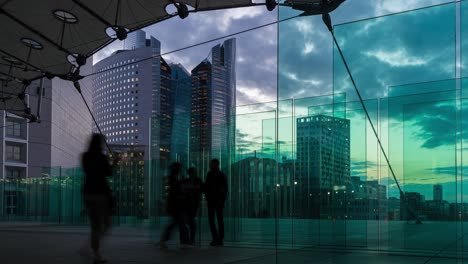 arte contemporáneo en la defensa distrito de negocios grande arche parís con los pueblos