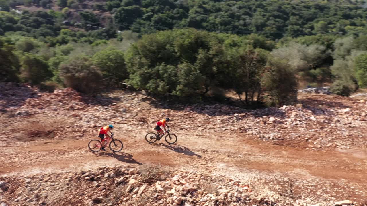 la gente monta sus bicicletas en la naturaleza