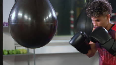 entrenamiento de boxeador joven con saco de boxeo