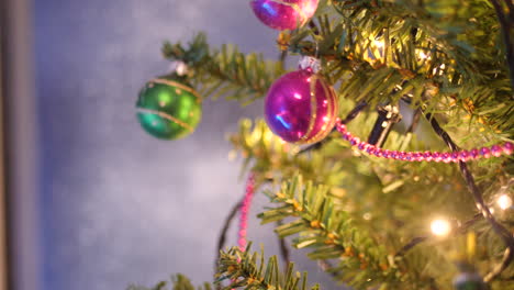 Weihnachtsbaum-Mit-Farbigen-Kugeln-Und-Bokeh