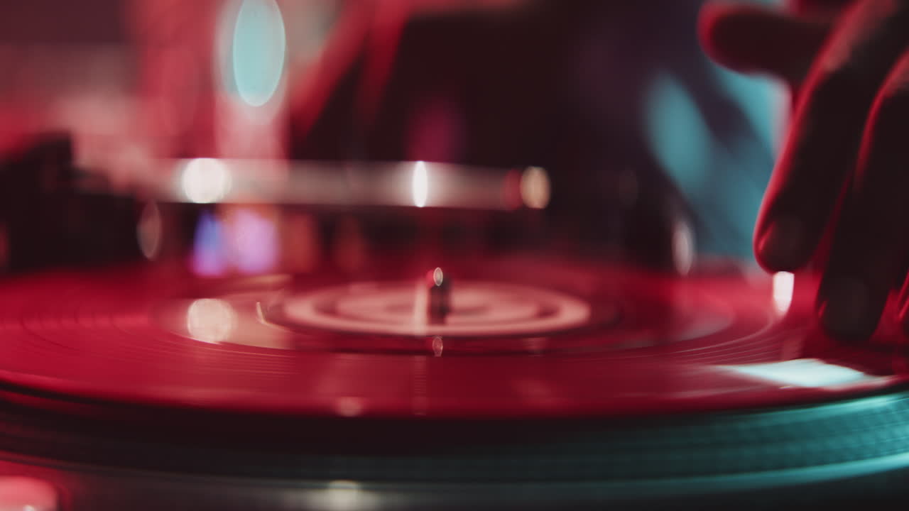 나이트클럽에서 비닐 레코드를 스하는 dj