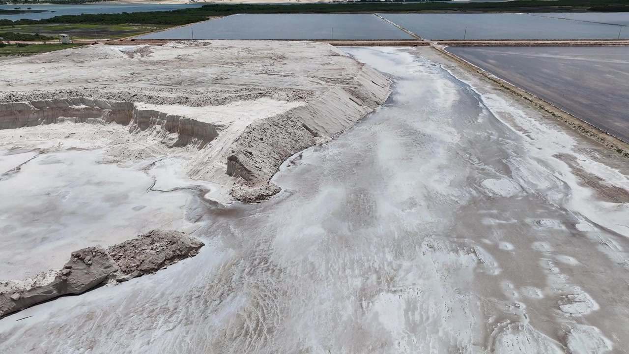 Vue par drone de bassins d'évaporation sur un site d'extraction de sel marin. Salinas, une usine de sel dans le nord-est du Brésil.