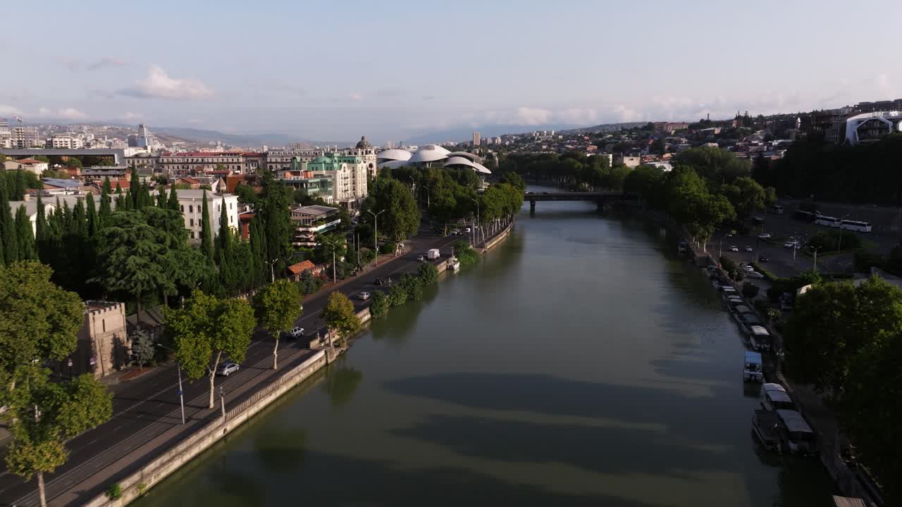 Splendida ripresa con drone sopra un ponte moderno a Tbilisi, Georgia. Cinematografico