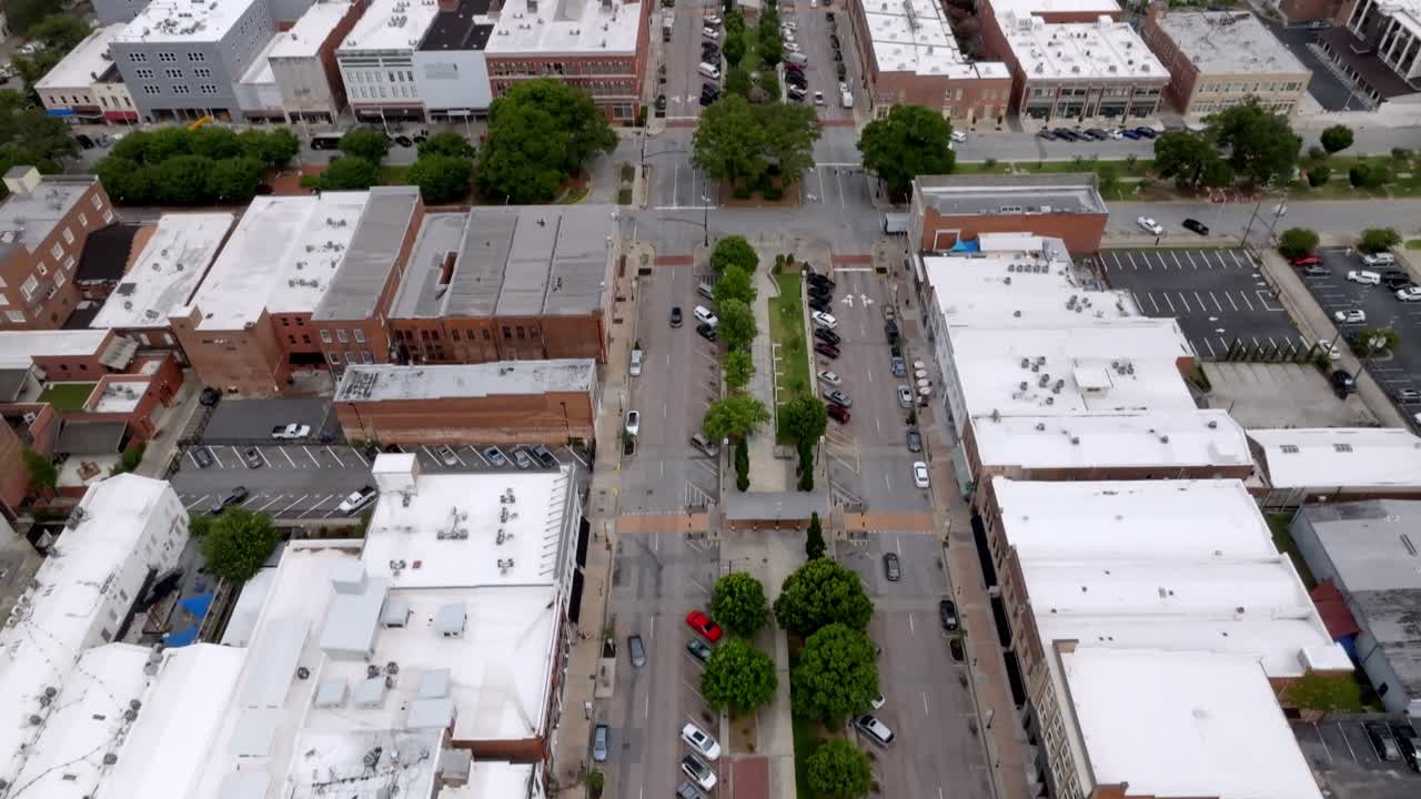 Centro di Macon, Georgia con video di drone ripreso dall'alto e con inclinazione verso l'alto.