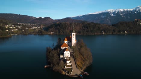 Dron-Cinematográfico-En-órbita-Filmado-Sobre-El-Lago-Bled,-Eslovenia