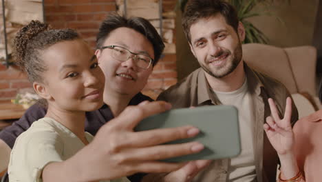 Eine-Nette-Gruppe-Von-Freunden-Macht-Ein-Selfie