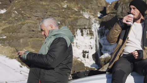 Padre-E-Hijo-Disfrutan-De-La-Islandia-Salvaje-Tomando-Una-Cerveza-Sentados-En-Su-4x4-Bajo-El-Sol