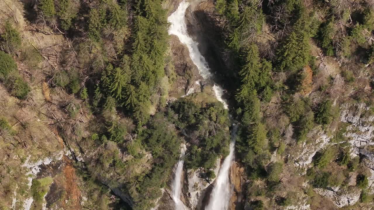 vista aérea de las cataratas de seerenbach con cascadas gemelas que fluyen por un acantilado escarpado rodeado de vegetación en amden, betlis, cerca de walensee, suiza