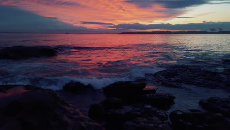 Colores-Vivos-Y-Brillantes-En-Las-Nubes-En-El-Cielo-Y-La-Superficie-Del-Agua-Durante-La-Puesta-De-Sol-En-Aussie