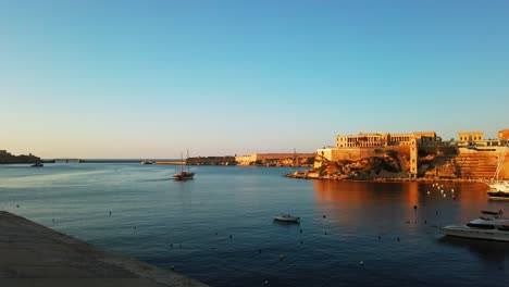 Video-De-Malta,-área-De-Kalkara,-Paisaje-Urbano-Al-Atardecer