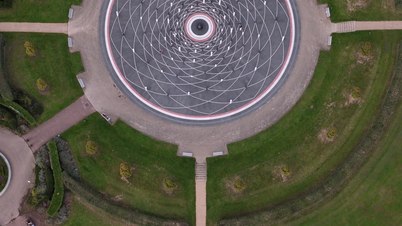 Camino hacia la Rosa de Milton Keynes, diseñado para la conmemoración, celebración y contemplación en Campbell Park en el Reino Unido. - Toma aérea.