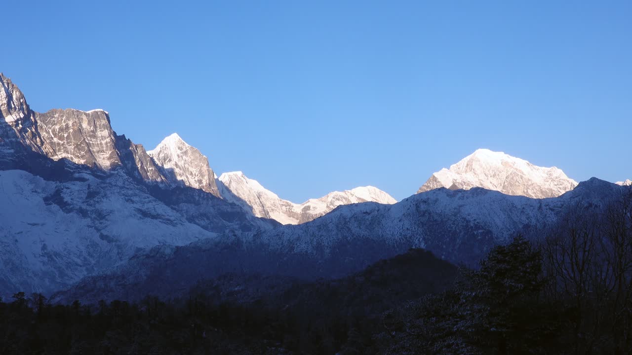 una vista de las majestuosas montañas del himalaya a primera hora de la mañana con una ligera niebla y neblina en primer plano