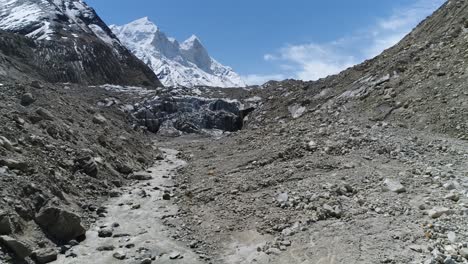 gomukh uttarakhand, india está a 18 km de gangotri en las colinas de bhagirathi a una altura de 4255m