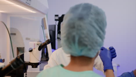 científicos que trabajan en un entorno de laboratorio
