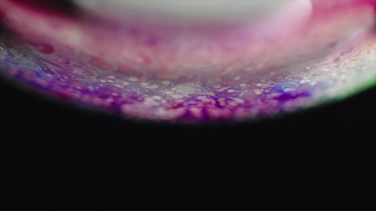Vista macro astratta dei colori iridescenti di una bolla di sapone