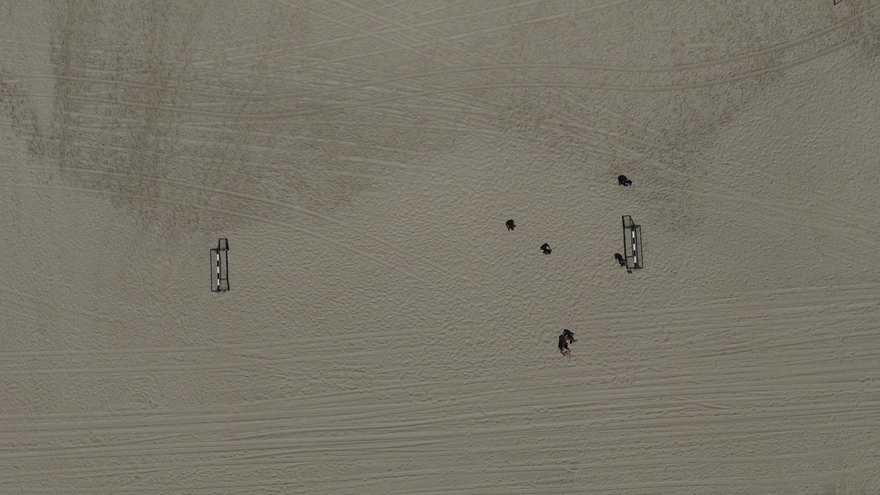 4K Slow Motion Vista dall'alto con drone su partita di beach soccer su spiaggia sabbiosa, Spiaggia HaKeshet Ashdod Israele, Scena sportiva costiera