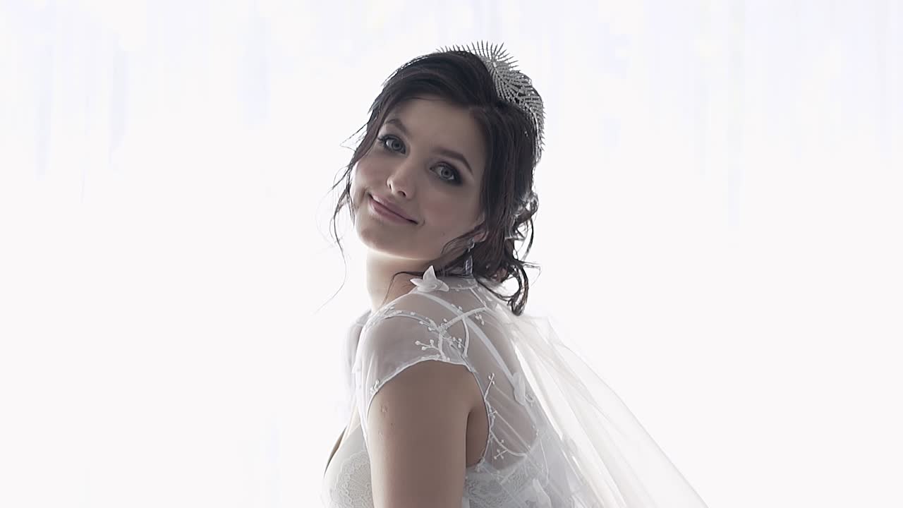 vista de cerca hermosa novia en sujetador y envoltura transparente