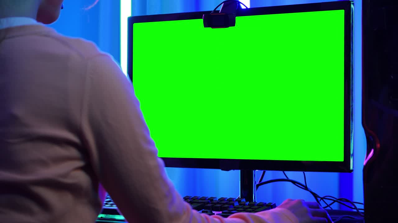 esports gamer mujer jugando juegos en línea en la computadora pc en casa. chicas asiáticas controlando el ratón y el teclado y mirando pantalla verde. chicas adolescentes juego de ocio en la habitación de luz de neón en casa.