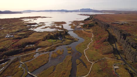 Riesiges-Thingvellir-Tal-In-Der-Herbstsaison-Bei-Sonnenuntergang