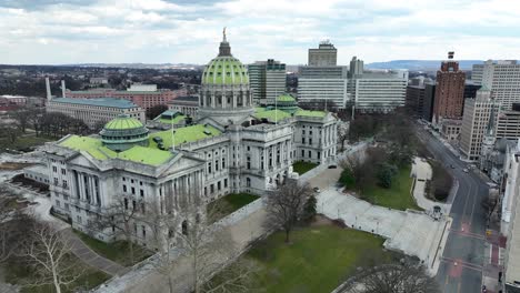 Pennsylvania-capitol-building-in-Harrisburg,-PA