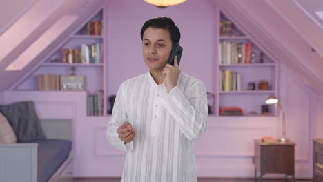 Hombre-Indio-Serio-Hablando-Por-Teléfono-Móvil