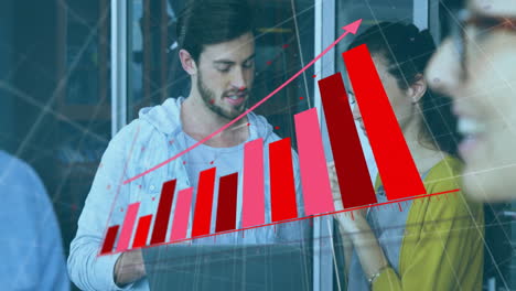 animación del procesamiento de datos financieros sobre diversos empresarios en la oficina.