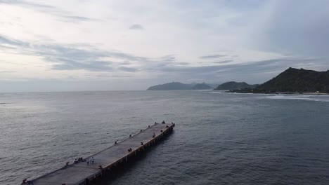 Vista-Del-Muelle-En-Un-Día-Nublado-En-Filipinas